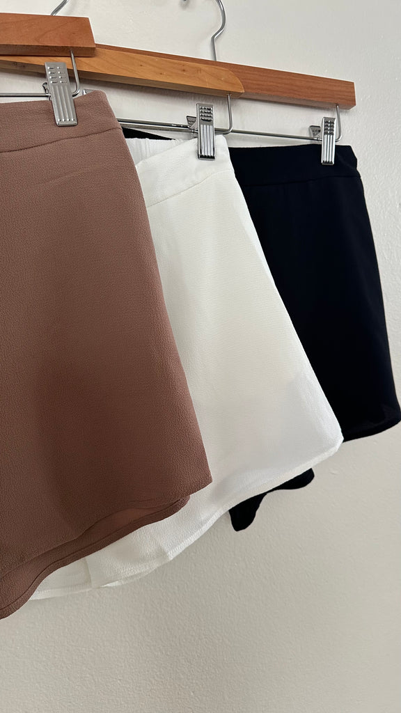 Crepe Shorts with pockets in White