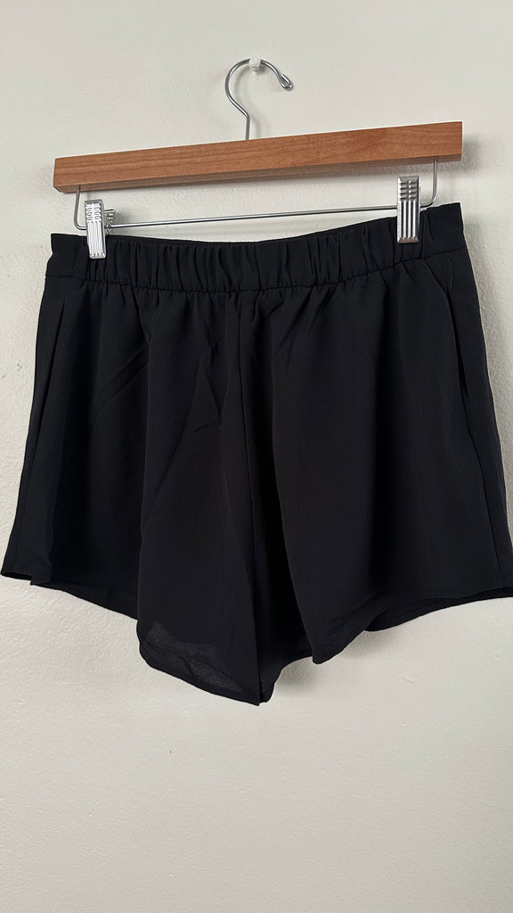 Crepe Shorts with pockets in Black